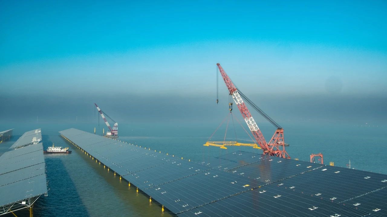 Denizlerdeki en büyük açık deniz güneş enerjisi santrali devreye girdi